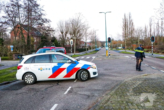 Automobilist knalt op lantaarnpaal en richt flinke ravage aan