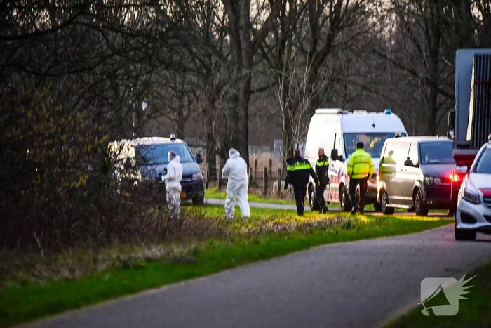 Groot onderzoek naar aantreffen overleden persoon in bos