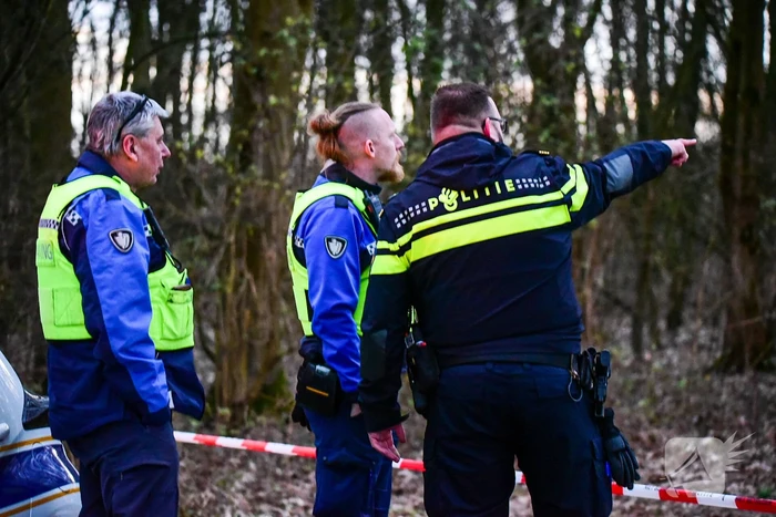 Groot onderzoek naar aantreffen overleden persoon in bos