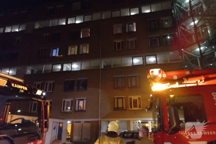 Brandweer verricht onderzoek naar mogelijke brand in flat