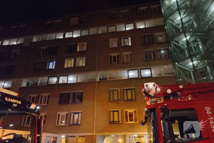 Brandweer verricht onderzoek naar mogelijke brand in flat