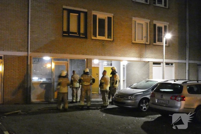 Brandweer verricht onderzoek naar mogelijke brand in flat