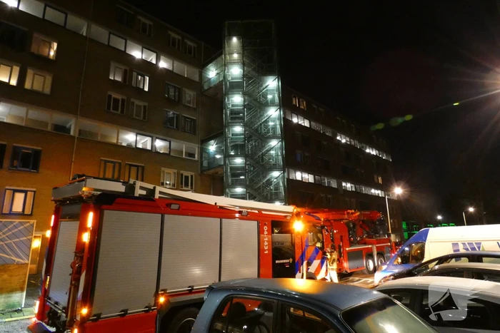 Brandweer verricht onderzoek naar mogelijke brand in flat