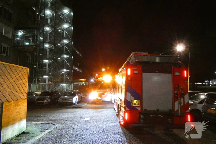 Brandweer verricht onderzoek naar mogelijke brand in flat