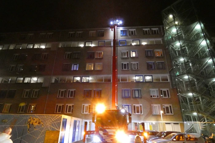 Brandweer verricht onderzoek naar mogelijke brand in flat