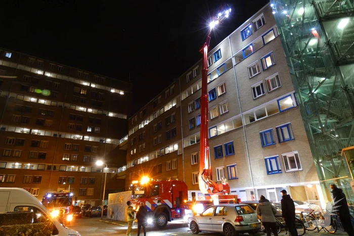 Brandweer verricht onderzoek naar mogelijke brand in flat