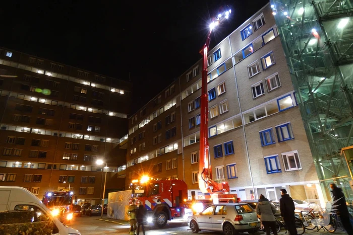 Brandweer verricht onderzoek naar mogelijke brand in flat