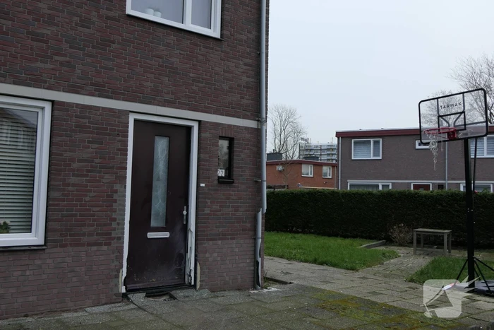 Gevel van woning beschadigd door explosie