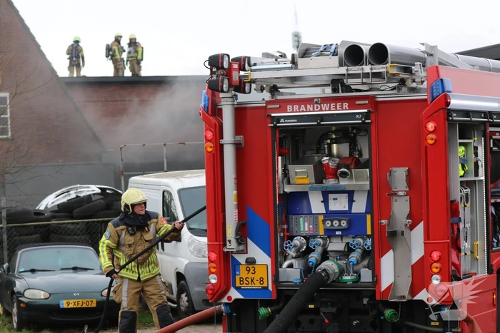 Auto vliegt in spuitcabine in brand