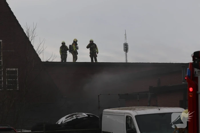 Auto vliegt in spuitcabine in brand