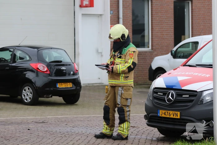 Auto vliegt in spuitcabine in brand