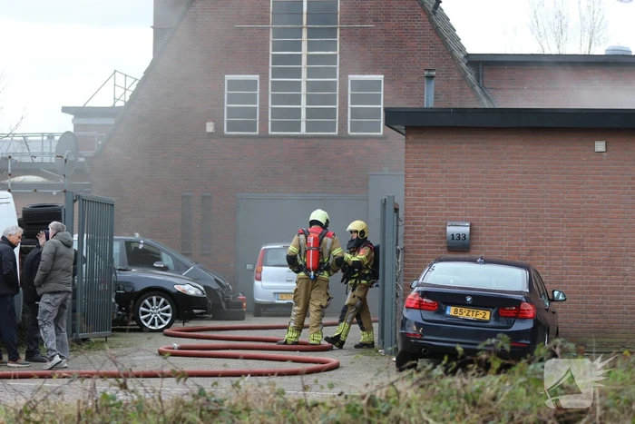 Auto vliegt in spuitcabine in brand