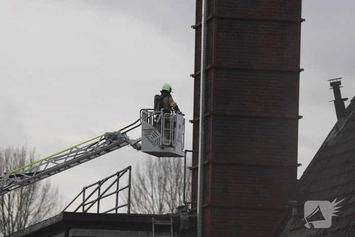 Auto vliegt in spuitcabine in brand