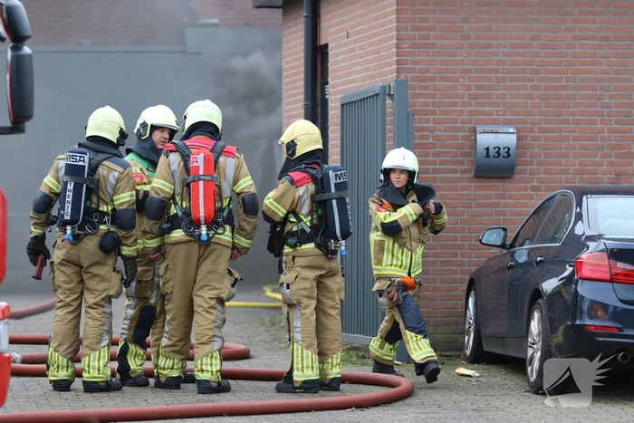 Auto vliegt in spuitcabine in brand