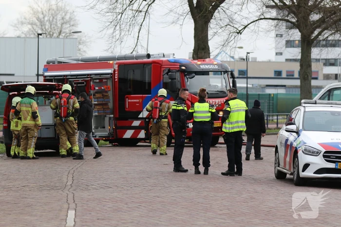 Auto vliegt in spuitcabine in brand