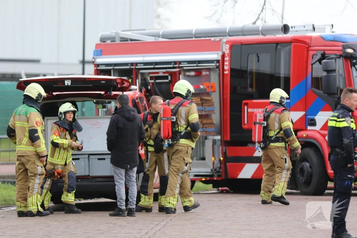 Auto vliegt in spuitcabine in brand