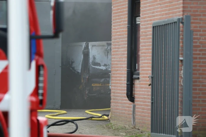 Auto vliegt in spuitcabine in brand
