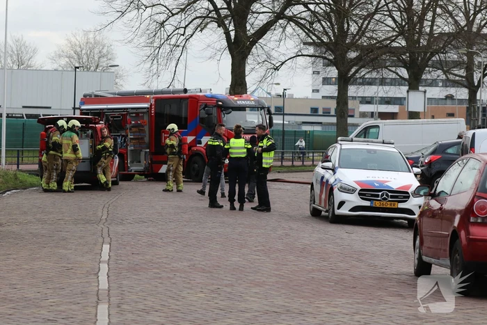 Auto vliegt in spuitcabine in brand
