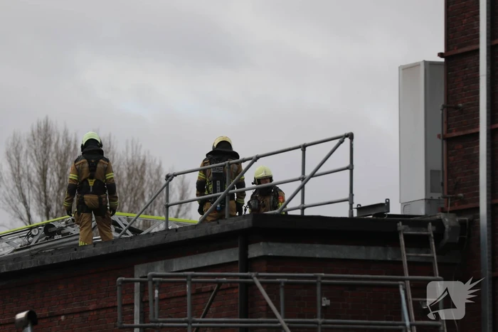 Auto vliegt in spuitcabine in brand