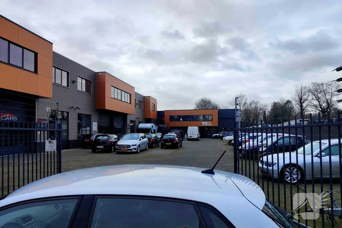 Politie en recherche doen inval in bedrijfspand