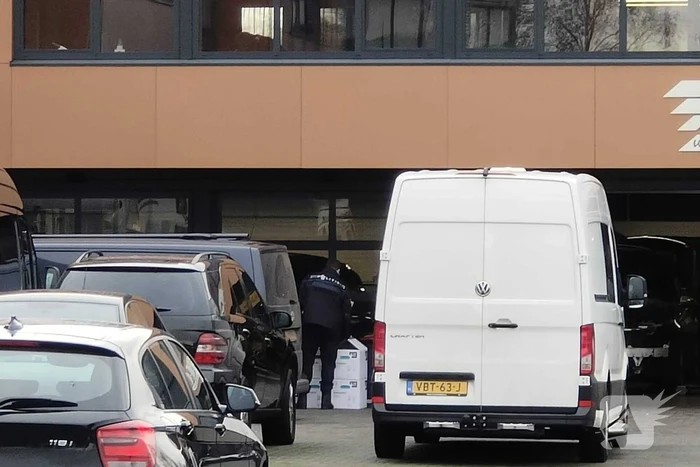Politie en recherche doen inval in bedrijfspand