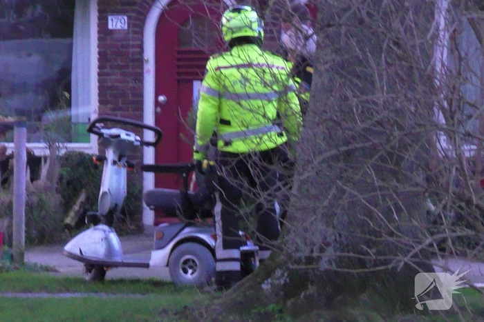 Persoon met scootmobiel te water