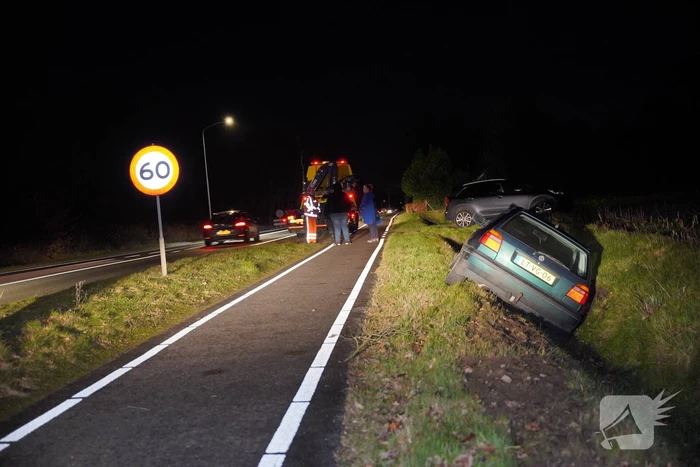 Auto belandt in de greppel