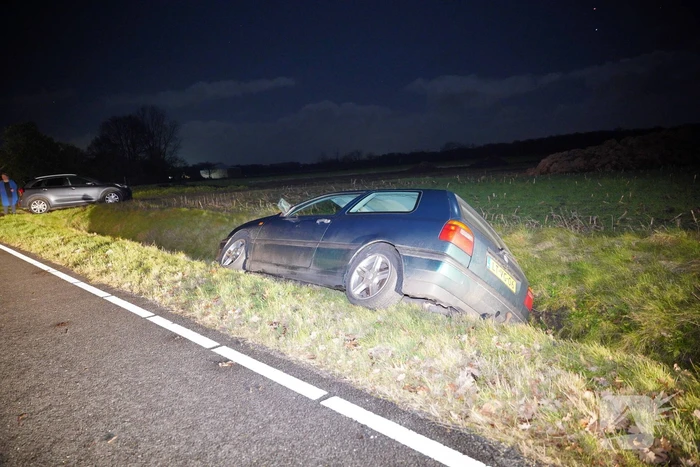 Auto belandt in de greppel