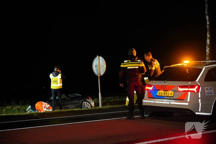 Auto belandt in de greppel