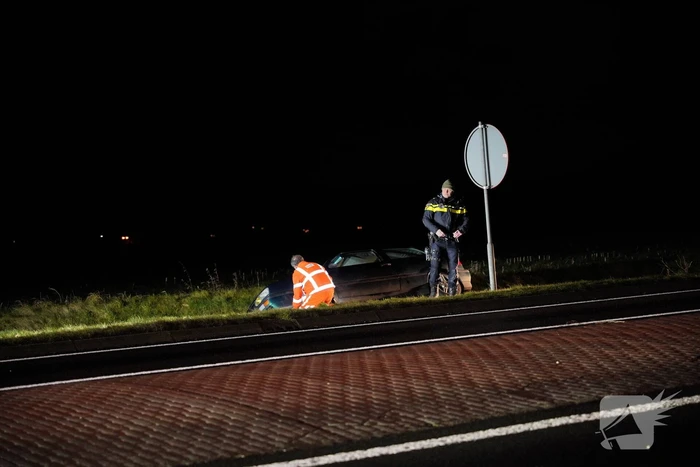 Auto belandt in de greppel