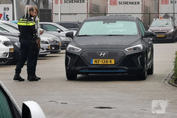 Overstekende e-biker aangereden door auto