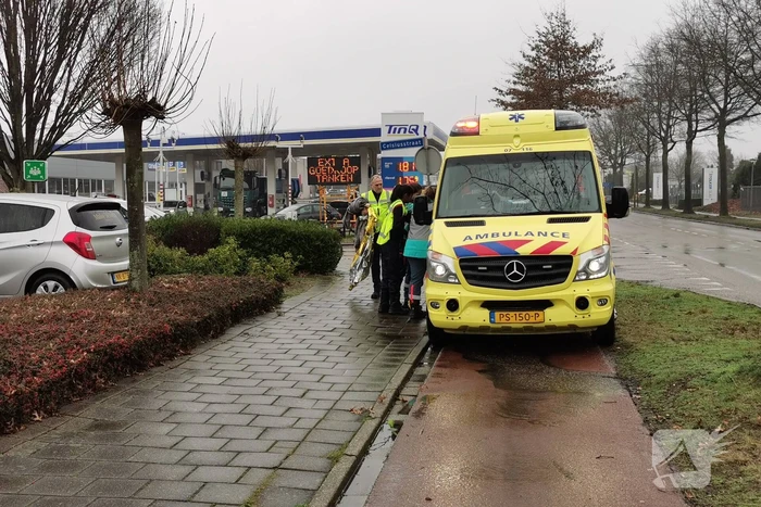 Overstekende e-biker aangereden door auto