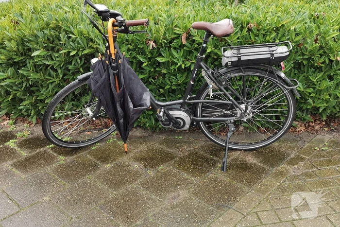 Overstekende e-biker aangereden door auto