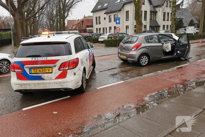 Flinke schade bij botsing tussen twee auto's