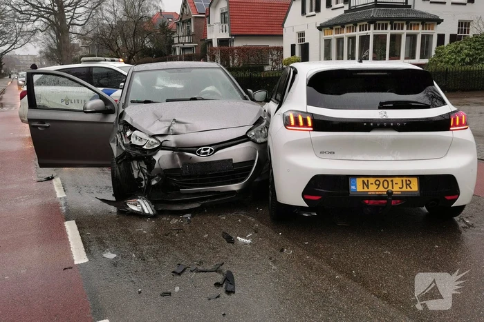 Flinke schade bij botsing tussen twee auto's
