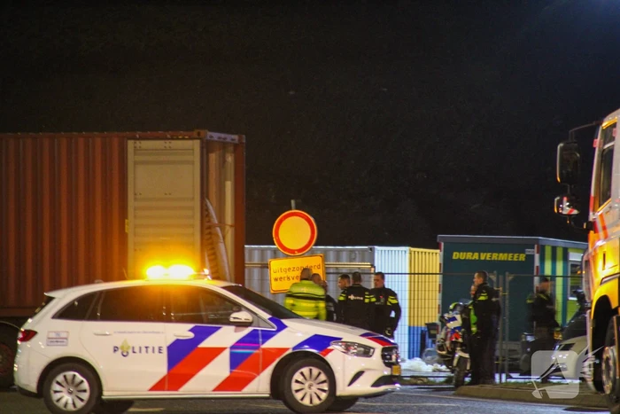 Politie en douane doorzoeken vrachtwagen met zeecontainer