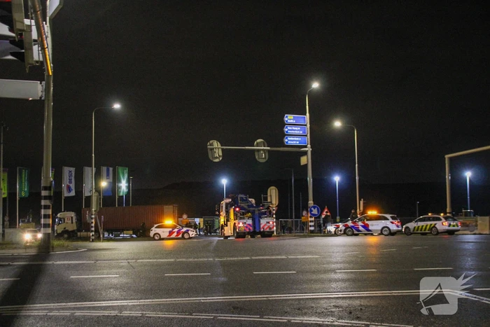Politie en douane doorzoeken vrachtwagen met zeecontainer