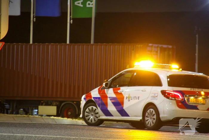 Politie en douane doorzoeken vrachtwagen met zeecontainer