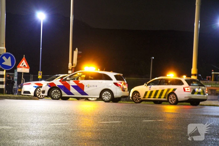 Politie en douane doorzoeken vrachtwagen met zeecontainer