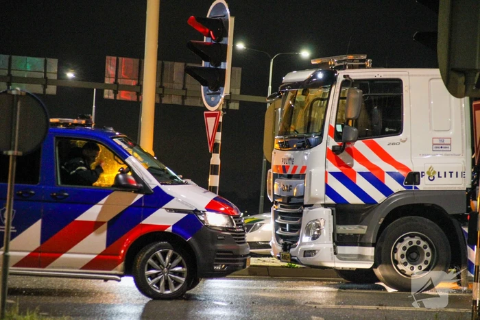 Politie en douane doorzoeken vrachtwagen met zeecontainer