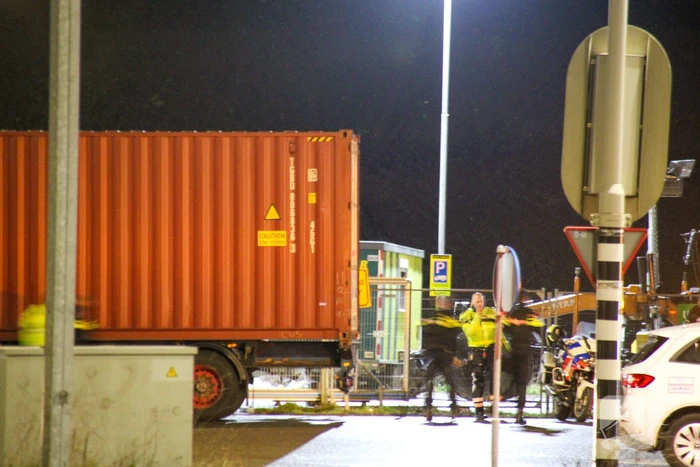 Politie en douane doorzoeken vrachtwagen met zeecontainer