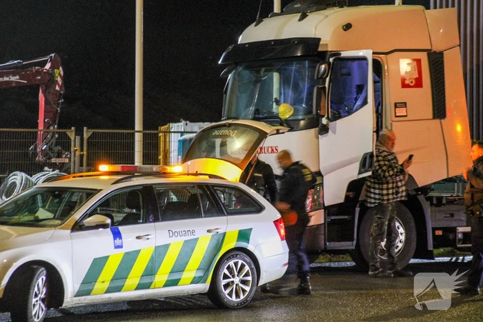 Politie en douane doorzoeken vrachtwagen met zeecontainer