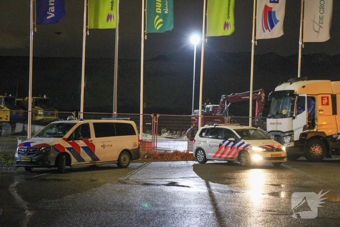 Politie en douane doorzoeken vrachtwagen met zeecontainer