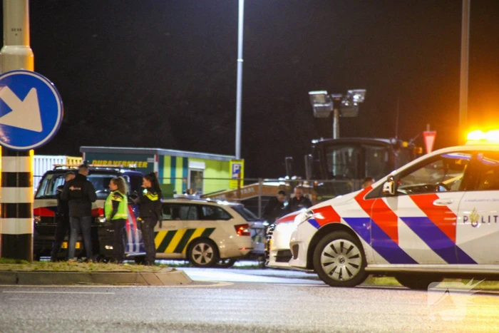 Politie en douane doorzoeken vrachtwagen met zeecontainer
