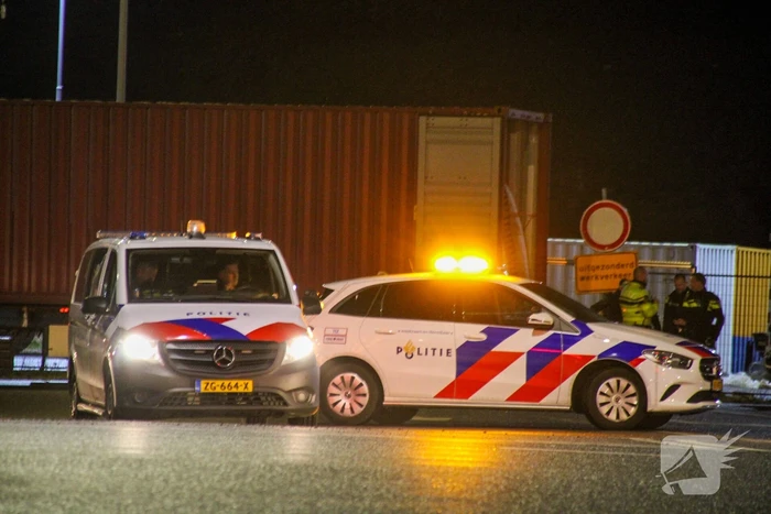 Politie en douane doorzoeken vrachtwagen met zeecontainer