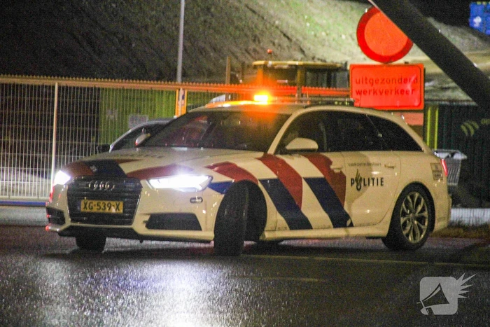 Politie en douane doorzoeken vrachtwagen met zeecontainer