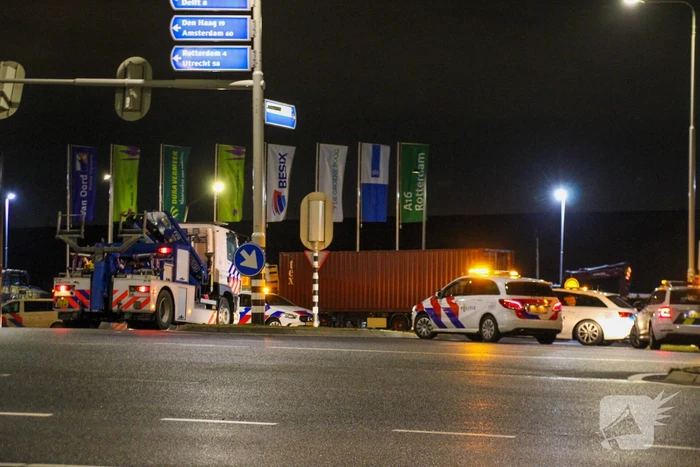 Politie en douane doorzoeken vrachtwagen met zeecontainer