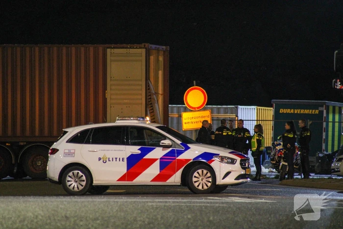 Politie en douane doorzoeken vrachtwagen met zeecontainer