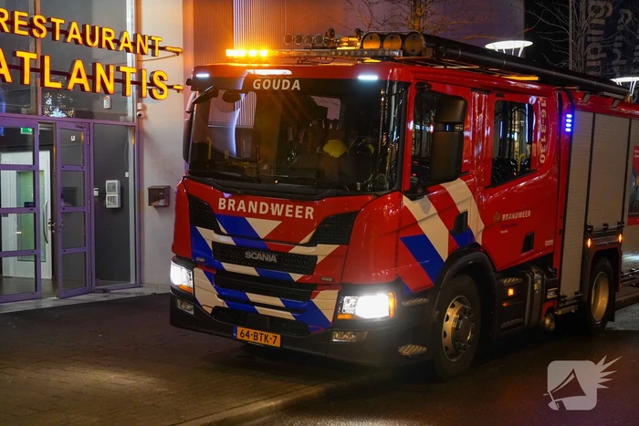 Persoon vast met hand in restaurant