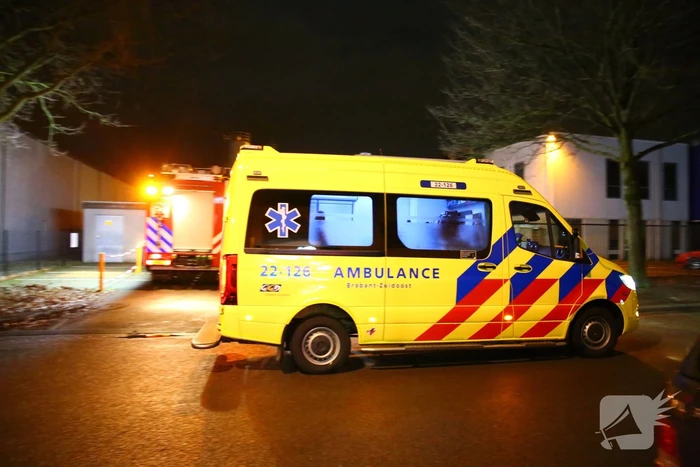 Persoon krijgt bijtende stof over zich en raakt ernstig gewond